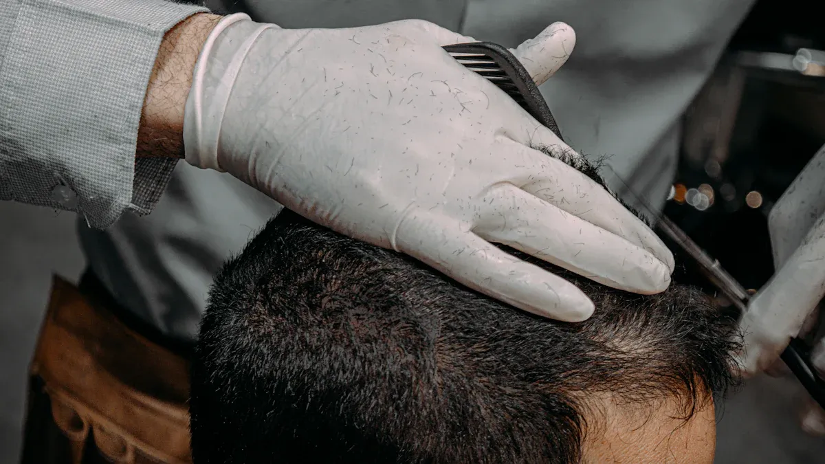أيهما أفضل بين الشفرات الياقوتية والشفرات الفولاذية لزراعة الشعر بتقنية FUE؟
