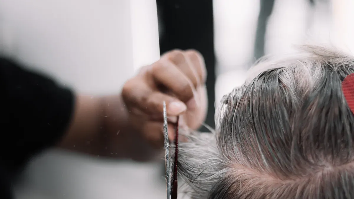 من الذي يقوم بتصنيع شفرات زراعة الشعر الياقوتية للاستخدام الاحترافي في زراعة الشعر؟