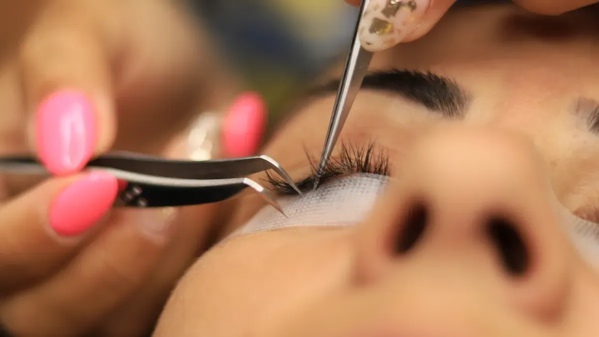 ما الذي يجب على العيادات مقارنته قبل اختيار مورد قلم زراعة الشعر؟