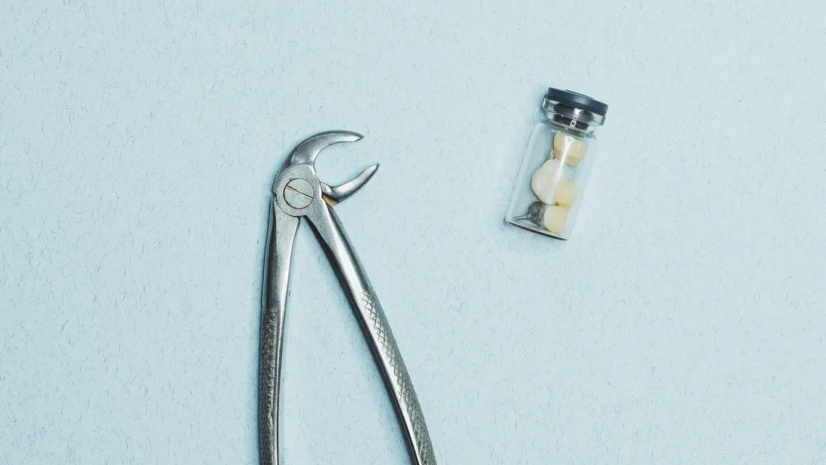 ما الفرق بين ملقط زراعة الشعر والملقط الجراحي القياسي؟
